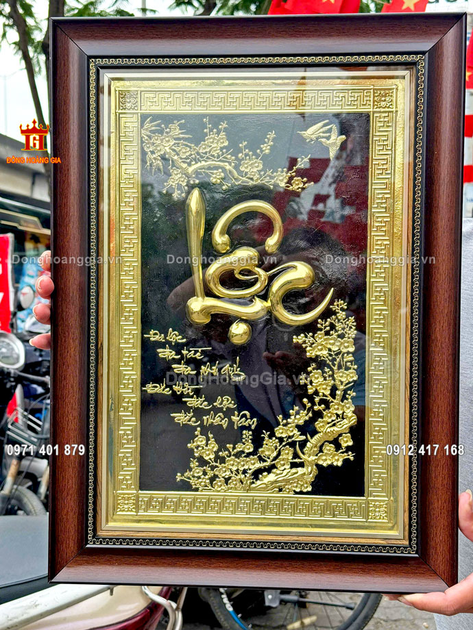 Bức tranh chữ lộc được nghệ nhân chế tác hoàn toàn theo phương pháp gò thủ công truyền thống